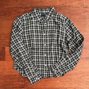 GAP NWT. Fitted cropped shirt. Black and White Plaid Casual Shirt